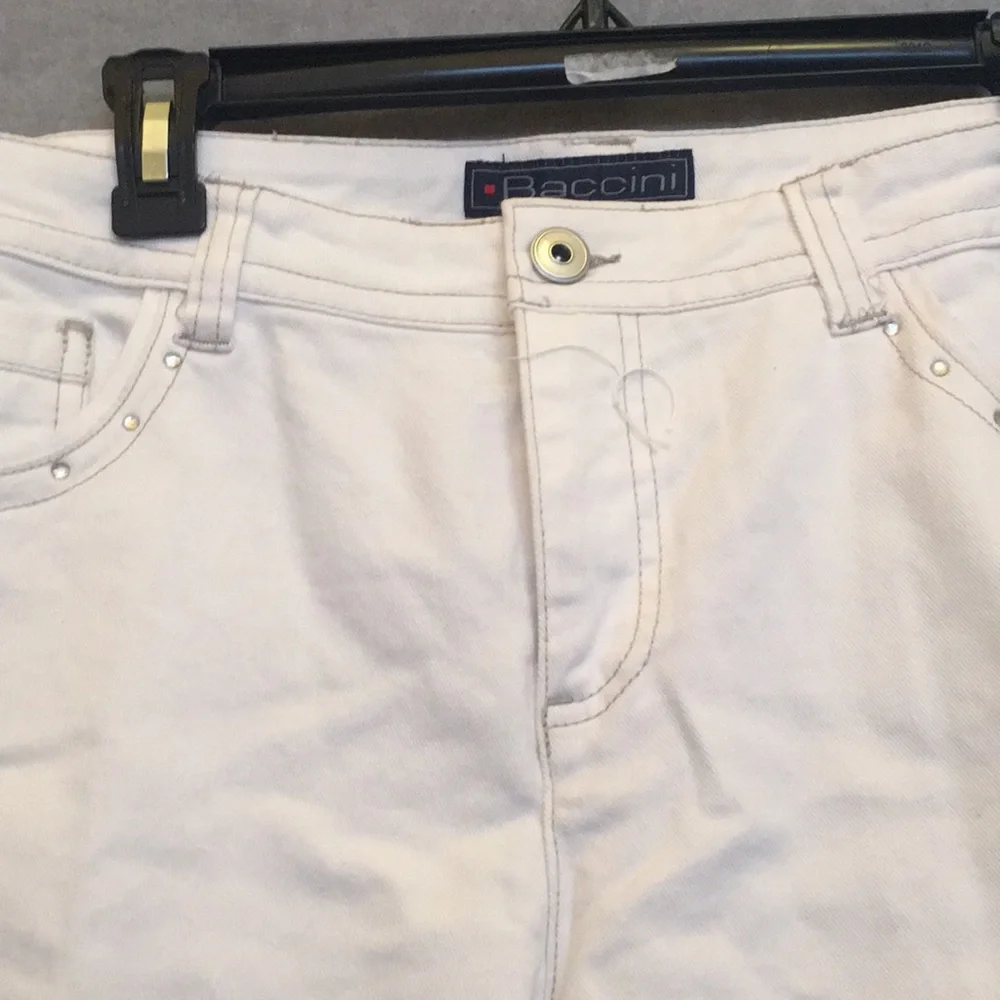 NWT BACCINNI Embellished Knee Length 5 Pocket White Denim Shorts